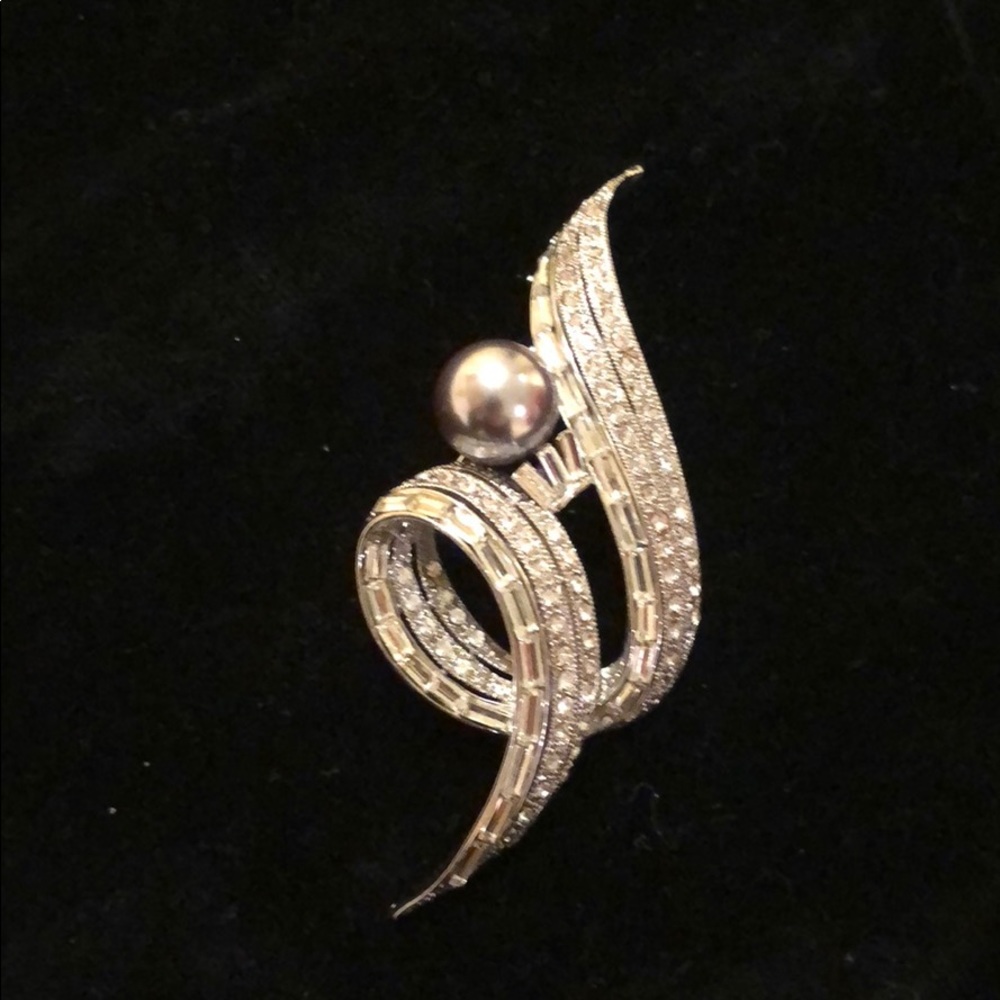 New silver pearl vintage brochette